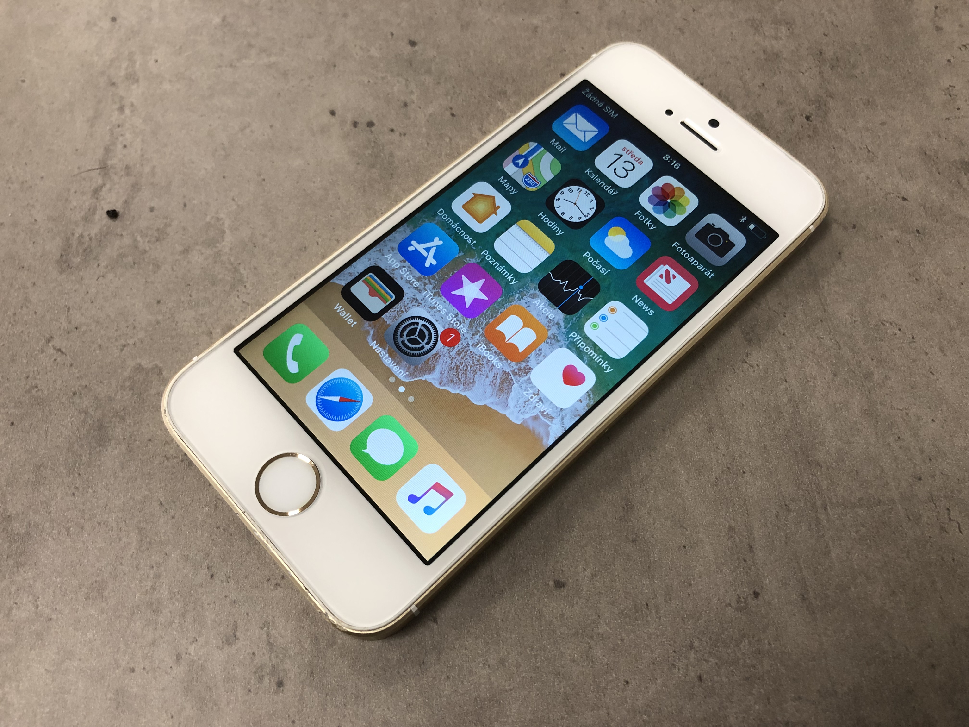 iPhone SE 16GB Gold