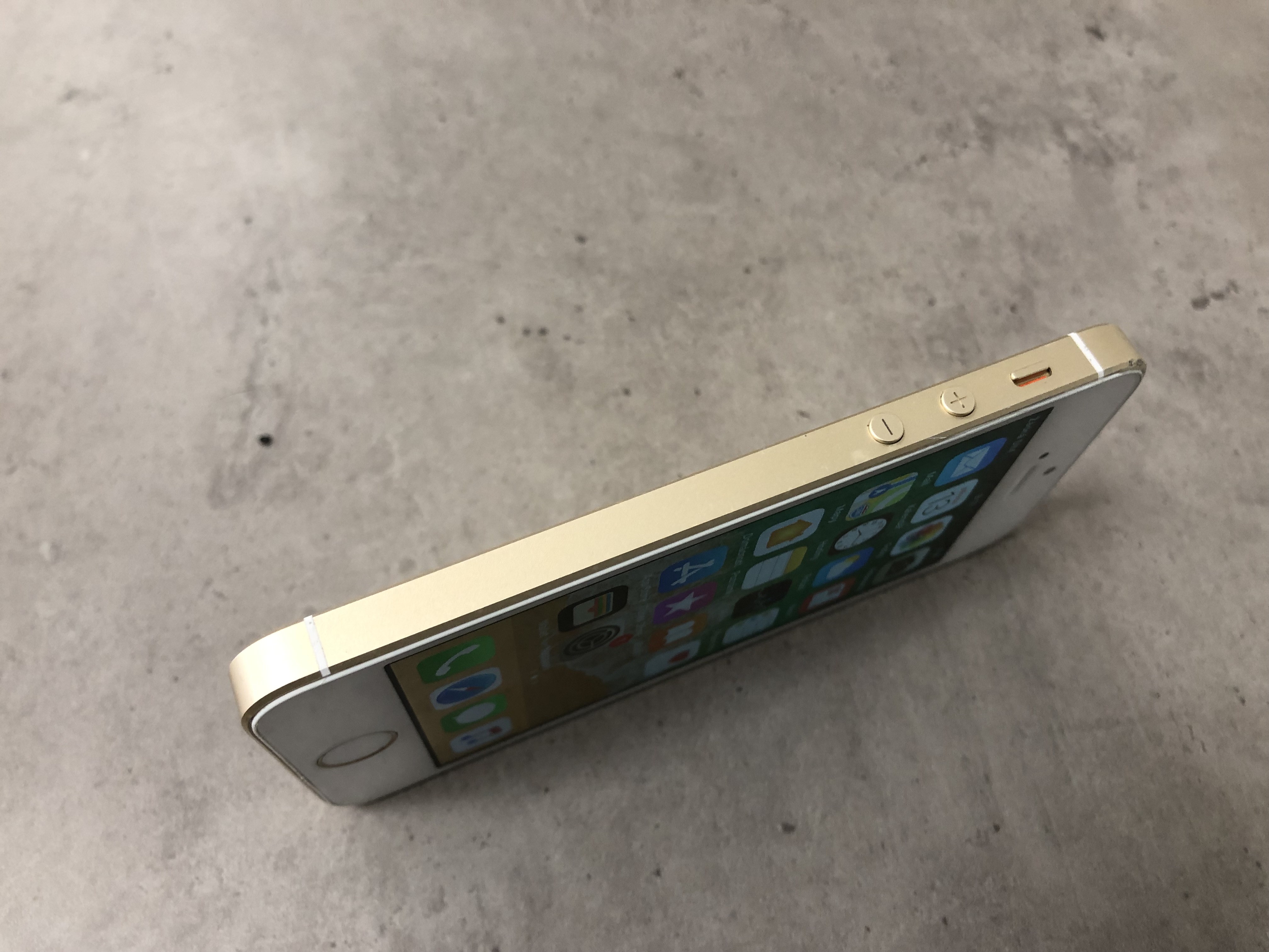 iPhone SE 16GB Gold