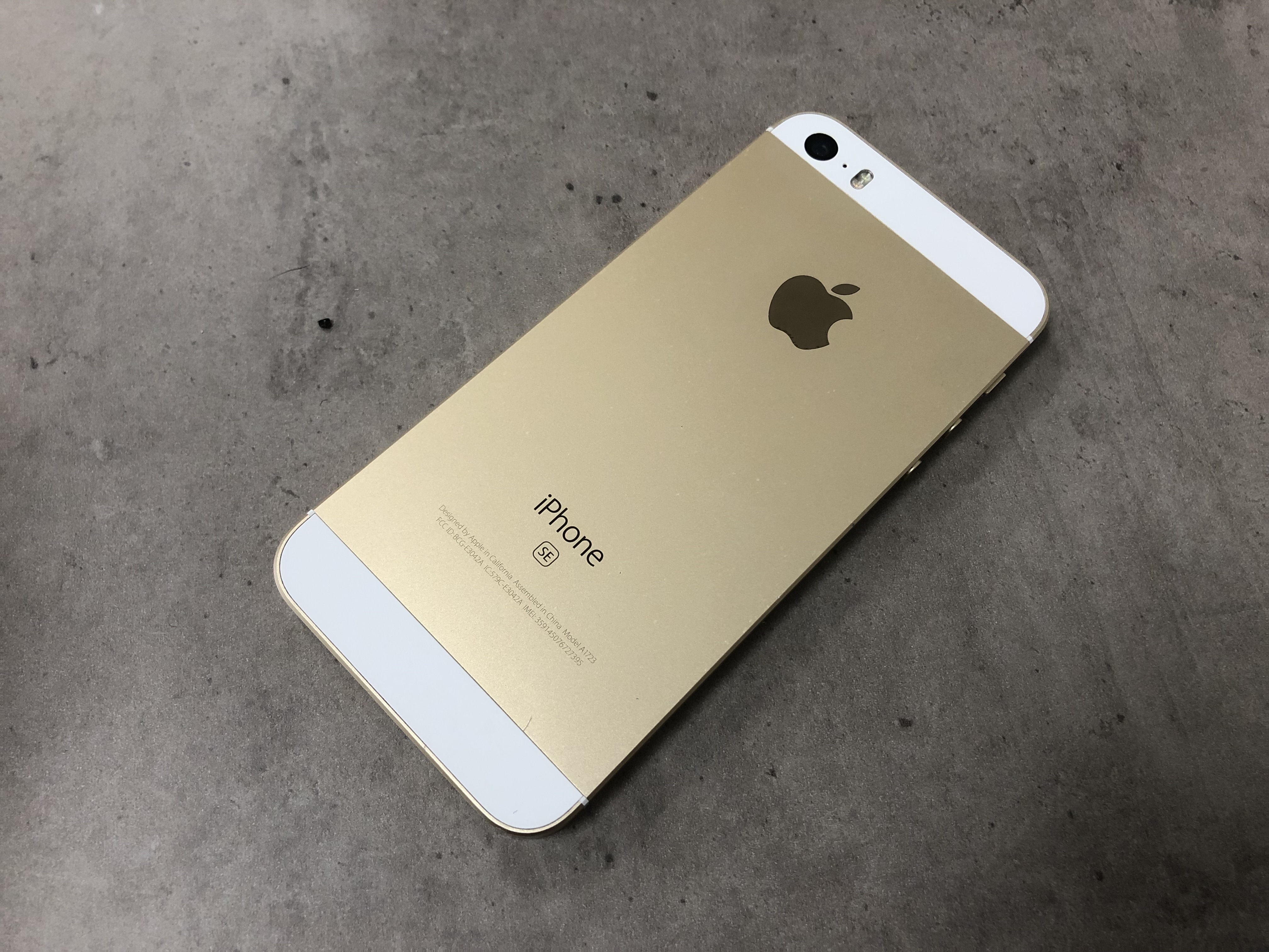 iPhone SE 16GB Gold